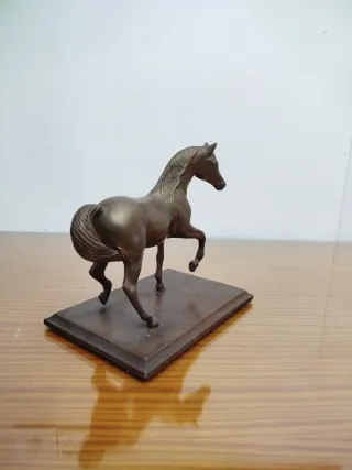 Caballo de bronce decorativo