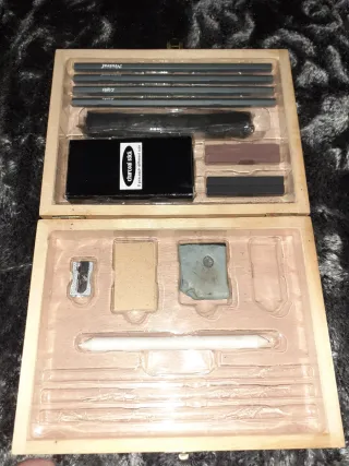 Maletín de dibujo con carboncillos