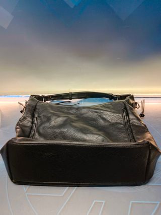 Bolso de piel negro usado pero en perfecto estado
