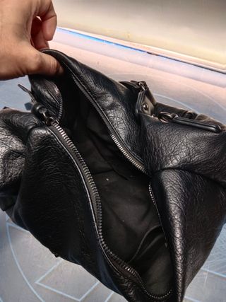 Bolso de piel negro usado pero en perfecto estado