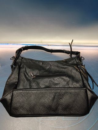 Bolso de piel negro usado pero en perfecto estado