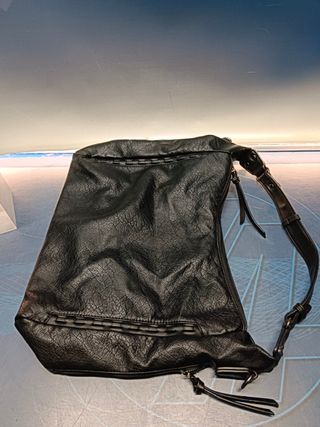 Bolso de piel negro usado pero en perfecto estado