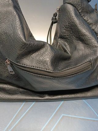 Bolso de piel negro usado pero en perfecto estado