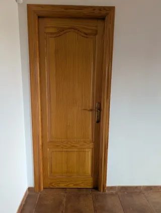 Puerta madera maciza