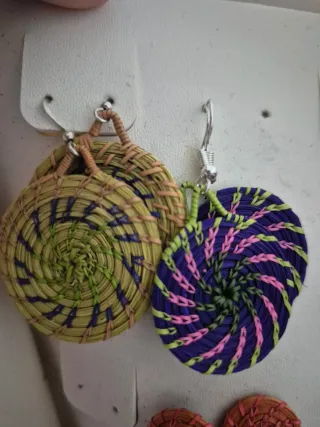 Pendientes artesanales tejidos