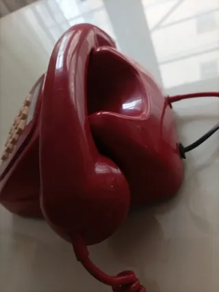 Teléfono antiguo rojo