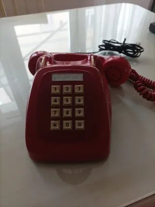Teléfono antiguo rojo