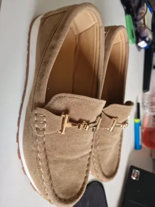 Mocasines beige mujer con detalle dorado 24 cm