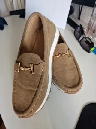 Mocasines beige mujer con detalle dorado 24 cm