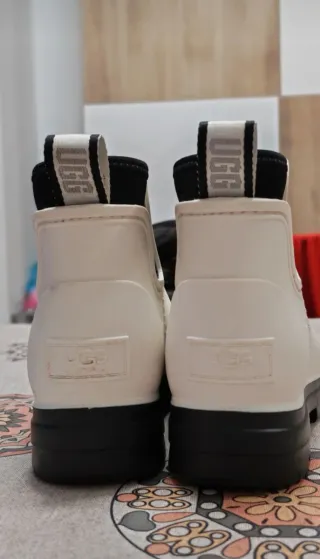 Stivaletti Ugg bianchi e neri