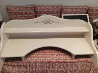 Estantería de madera blanca con flores