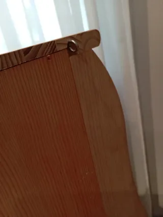 Estantería de madera blanca con flores