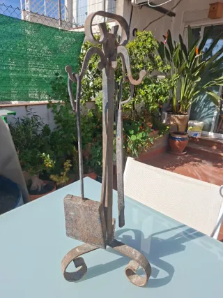 Conjunto de chimenea de metal.