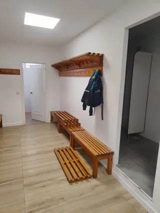 Bancos de madera tipo vestuario en buen estado