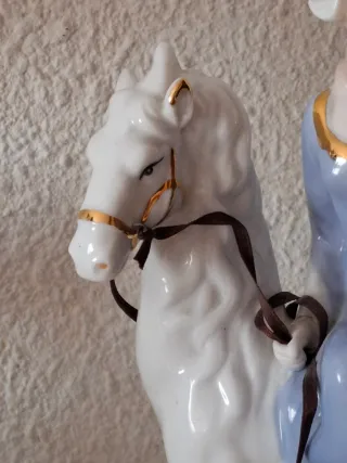 Figura porcelana mujer a caballo