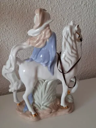 Figura porcelana mujer a caballo