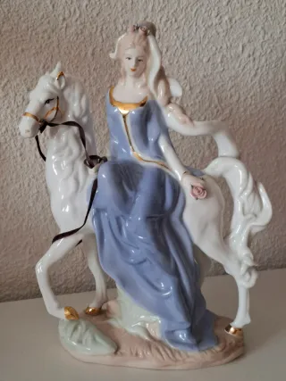 Figura porcelana mujer a caballo