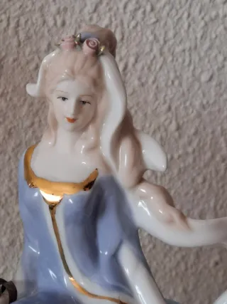 Figura porcelana mujer a caballo