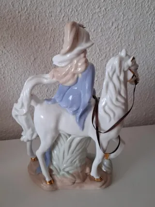 Figura porcelana mujer a caballo