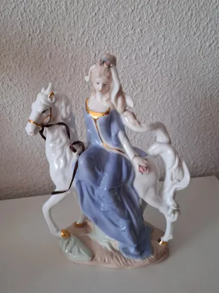 Figura porcelana mujer a caballo