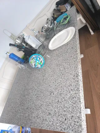 Mesa de granito gris y blanco