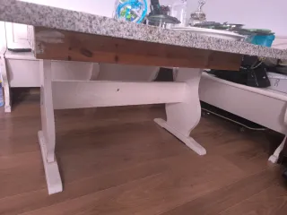 Mesa de granito gris y blanco