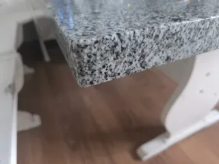 Mesa de granito gris y blanco