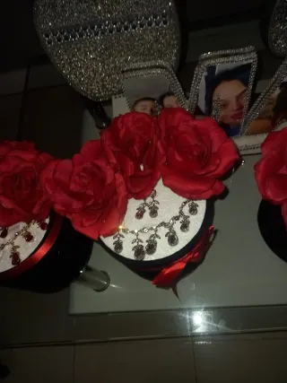 Collar con colgantes rojos y dorados