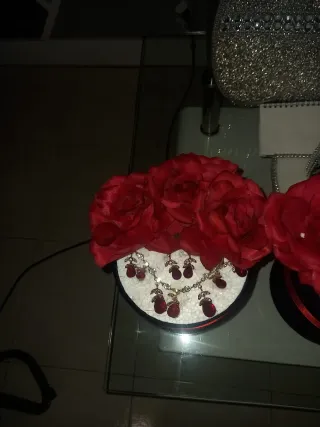 Collar con colgantes rojos y dorados