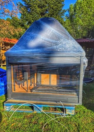 Barbacoa de obra con horno de leña