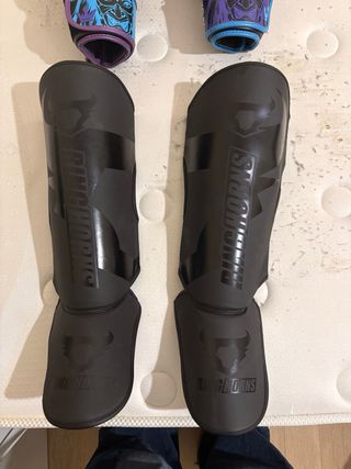 Guantes y espinilleras Muay Thai
