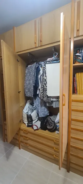 Mueble salón/dormitorio de madera clara