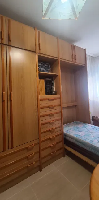 Mueble salón/dormitorio de madera clara