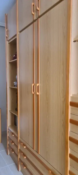 Mueble salón/dormitorio de madera clara