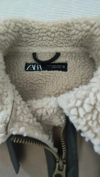 Cazadora biker Zara efecto piel forrada