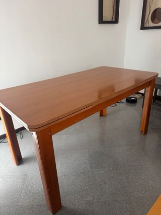 Mesa de comedor de madera