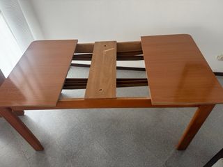 Mesa de comedor de madera