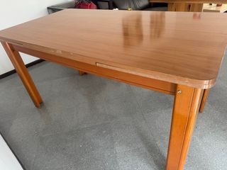Mesa de comedor de madera