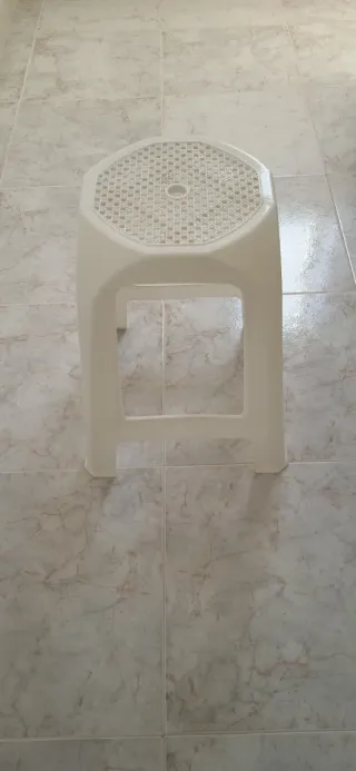 Taburete blanco de plástico