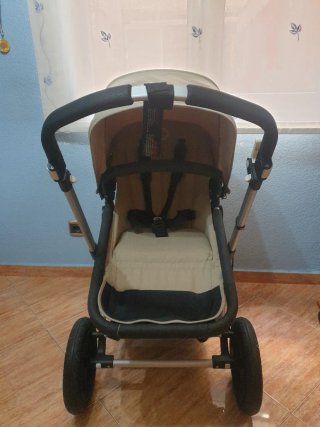 Carro de bebé color beige