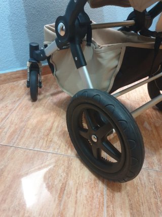 Carro de bebé color beige