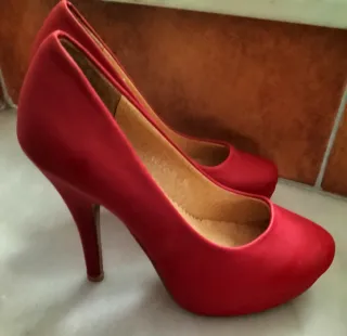 Zapatos de tacón rojos