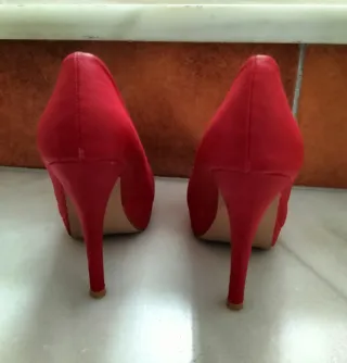 Zapatos de tacón rojos