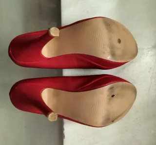 Zapatos de tacón rojos