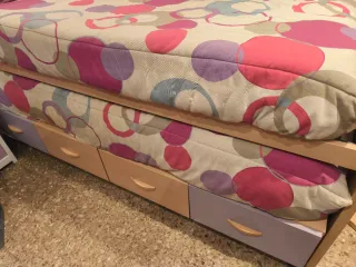 Cama nido con colchones y edredones