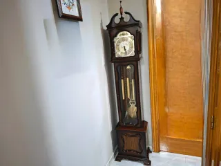 Reloj de pie antiguo de madera