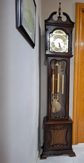 Reloj de pie antiguo de madera