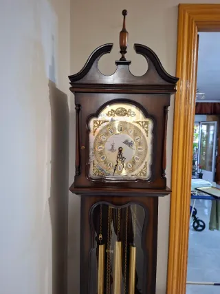 Reloj de pie antiguo de madera