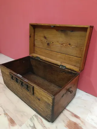 Baúl antiguo de madera