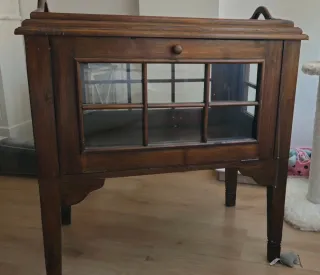 Mueble bar de madera con vitrina